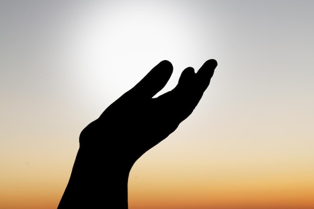 Ręce otwarte, modląc się w górę uwielbienia Koncepcja błogosławieństwa uwielbienia od boga