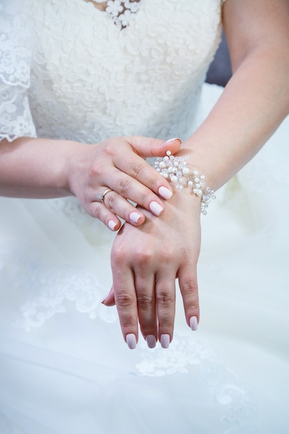 Ręce Panny Młodej Złożone Na Białej Sukni ślubnej