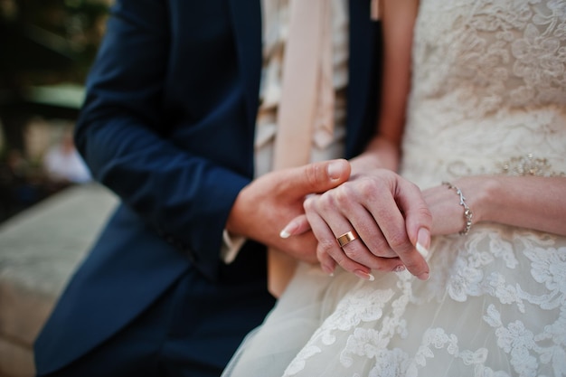 Ręce pary ślubnej
