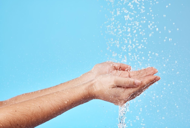 Ręce plusk wody i czyszczenie osoby zajętej higieną rąk pielęgnacja skóry lub nawilżanie Naturalny czysty przepływ i woda do mycia i czyszczenia skóry i ciała pod wodą lub trzymania do picia