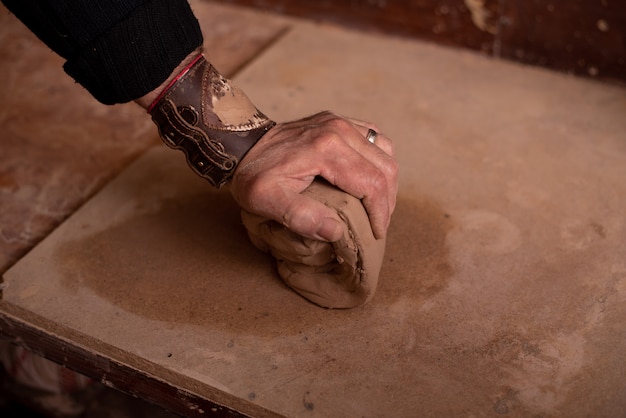 Zdjęcie ręce pottera pracują z gliną, dzięki czemu jest produktem