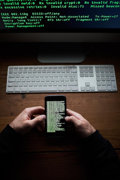 Ręce programisty telefonu i ekran danych z oprogramowaniem do hakowania przestępczości lub bezpieczeństwa cybernetycznego pobranie lub wirusa Programowanie hakera i złodzieja z kodem cyfrowym dla błędu internetowego z bankowością internetową