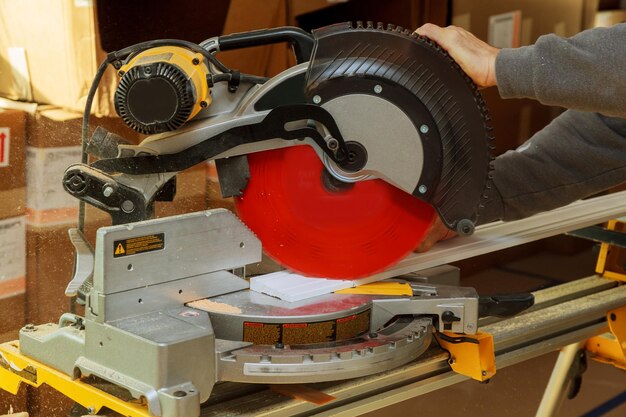 Zdjęcie ręce przycięte przy użyciu maszyn podczas pracy w warsztacie stolarskim