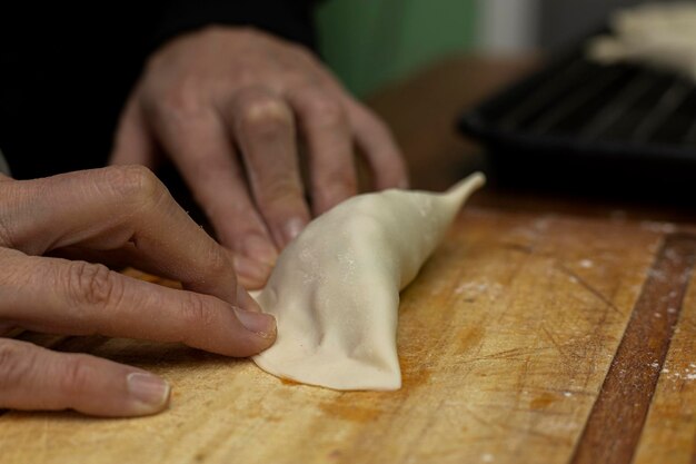 Ręce przygotowują argentyńskie empanady nadziewane soją Wegańskie i wegetariańskie jedzenie