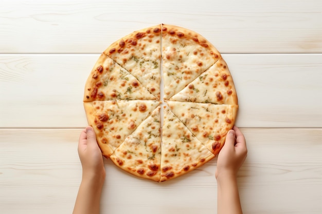 Zdjęcie ręce sięgają po kawałek wyciętej białej pizzy z perspektywy z góry na dół na białym drewnianym stole