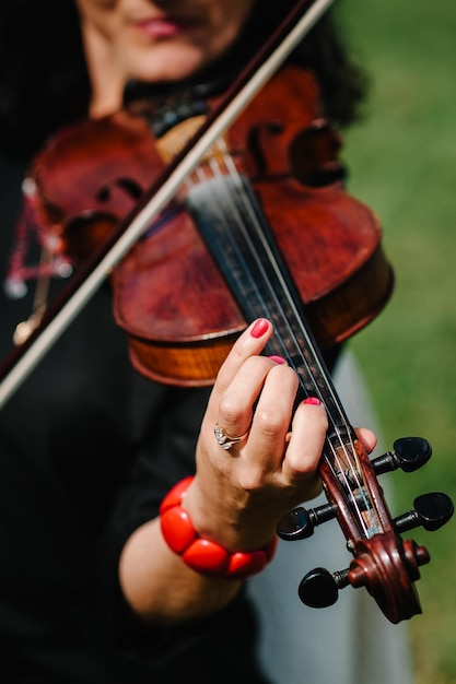 Ręce Skrzypka Skrzypek Gra Na Skrzypcach Na Tle Pola Wydajność Na Przyrodzie Zbliżenie Instrumentów Muzycznych Płytka Głębokość Stylu Vintage Musical Art Concept Pasja W Muzyce