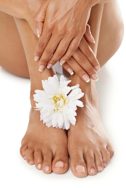 Ręce stopy i paznokcie z kobietą w urodzie powiększ zabieg kwiatowy i spa manicure i pedicure pielęgnacja kosmetyczna Kosmetyki naturalne o organicznej pielęgnacji skóry natura i wellness o zdrowym blasku skóry