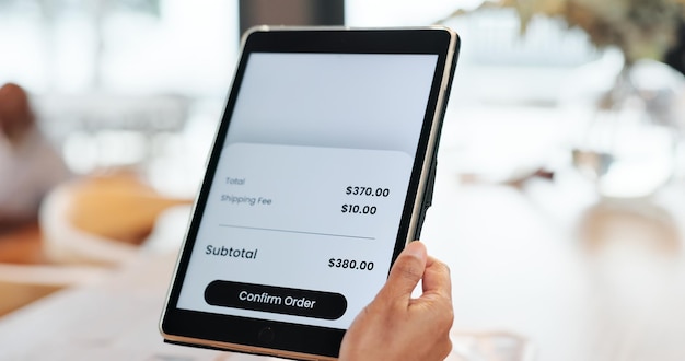 Ręce tablet i zakupy online z ekranem ceny i potwierdzenie zamówienia w domu z transakcją sprzedaży lub płatności Osoba cyfrowy ekran dotykowy i e-commerce na ux doświadczenie klienta i zniżki w domu