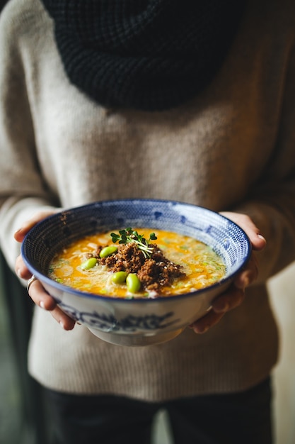 Ręce Trzymając Miskę Japońskiego Ramenu Tantanmen