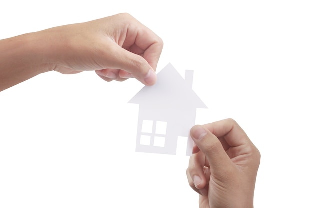 Ręce trzymając papierowy dom, dom rodzinny i ochrona koncepcji ubezpieczenia