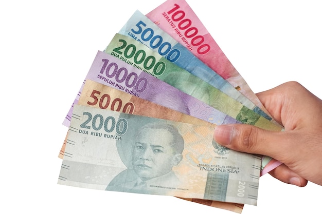 Zdjęcie ręce trzymające banknoty rupii indonezyjskiej