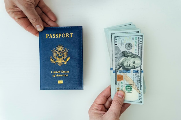 Ręce trzymające rosyjski paszport i wydawanie paszportów w dolarach amerykańskich Wydawanie przekupstwa kredytu bankowego na granicy