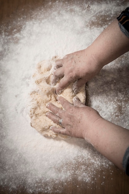 Ręce ugniatające ciasto na gnocchi