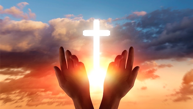 Zdjęcie ręce uniesione przed znakiem krzyża