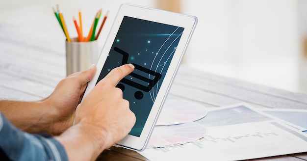 Ręce używające tabletu cyfrowego do zakupów online