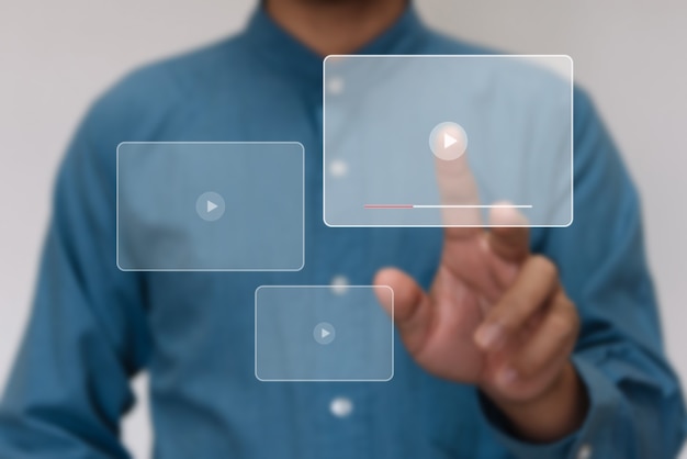 Zdjęcie ręce z bliska odtwarzają wideo na ekranie przesyłane strumieniowo online do oglądania wideo w internecie