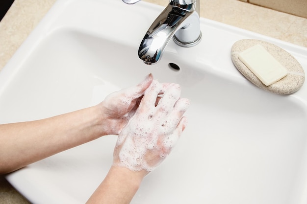 Ręce z mydłem są myte pod bieżącą wodą Oczyszczone z infekcji, brudu i wirusów