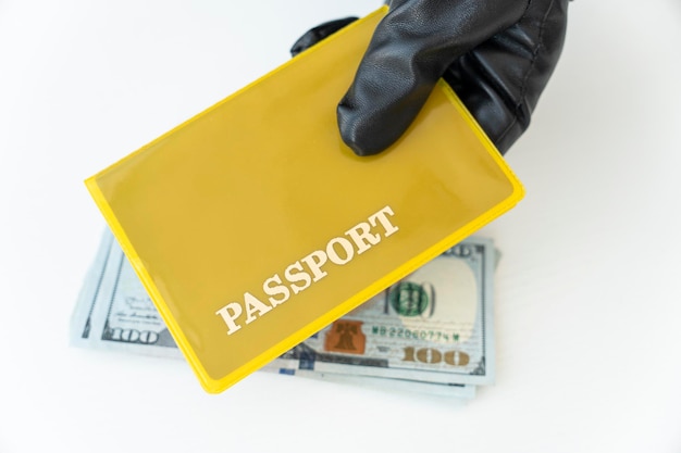 Ręce z paszportami i pieniędzmi na stole koncepcja nielegalnej imigracji sprzedaż fałszywych paszportów pozorowane fałszywe małżeństwo