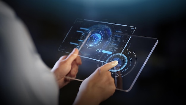 ręce z przezroczystym tabletem i hologramem