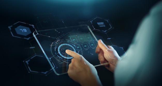 ręce z przezroczystym tabletem i hologramem