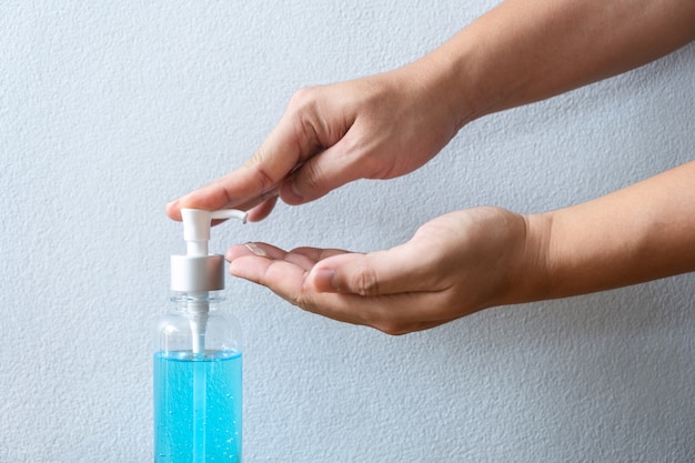 ręce za pomocą dezynfekcji rąk w celu zachowania higieny