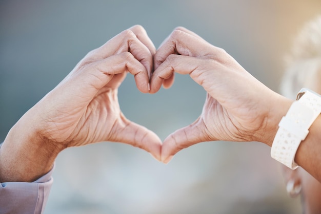 Ręce znak serca i starsza kobieta w przyrodzie do zdrowego treningu lub treningu na świeżym powietrzu Sprawność fizyczna i emerytowana kobieta z gestem miłości emoji sympatii lub romansu wsparcie i opieka