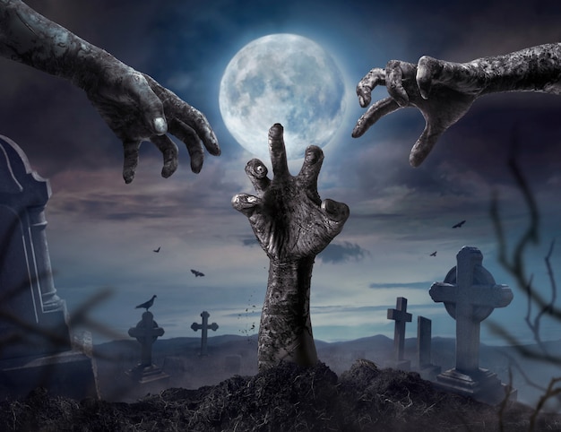 Ręce zombie rośnie w ciemną noc Halloween.
