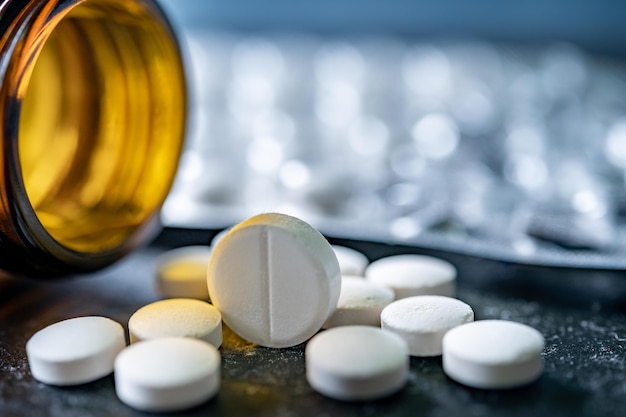 Recepta na leki lecznicze Pakowanie tabletek i pigułek na stole Medycyna