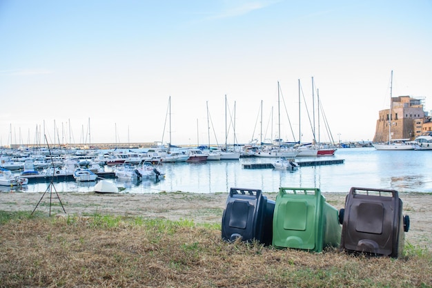 Recykling bębnów wrzuconych do rustykalnego portu brudnego przez ludzi