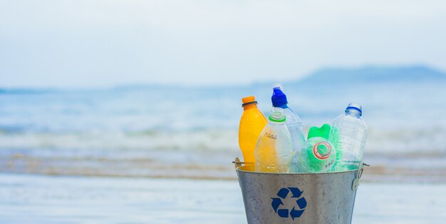 Recykling, Kosz Z Plastikową Butelką Na Plaży