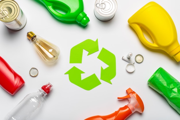 recykling symbol na tle tabeli widok z góry