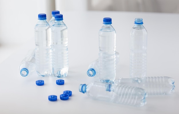 recykling, zdrowe odżywianie i koncepcja przechowywania żywności - zbliżenie plastikowych butelek z czystą wodą pitną na stole