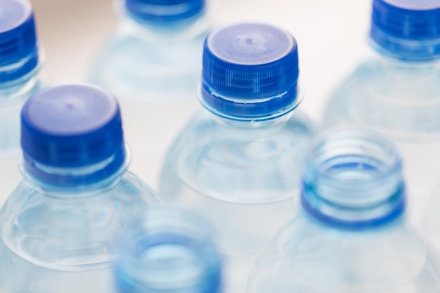 recykling, zdrowe odżywianie, przemysł, pakowanie i koncepcja przechowywania żywności - zbliżenie plastikowych butelek z czystą wodą pitną
