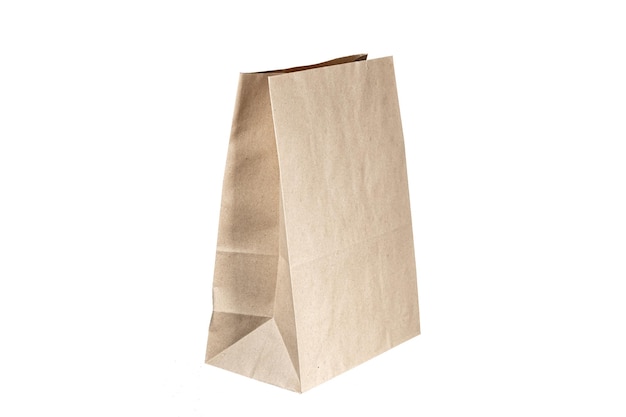 Recyklingowy papierowy worek rzemieślniczy do zakupów, prezentów i jedzenia na wynos na czarnym tle Przyjazny dla środowiska niż jednorazowe plastikowe worki