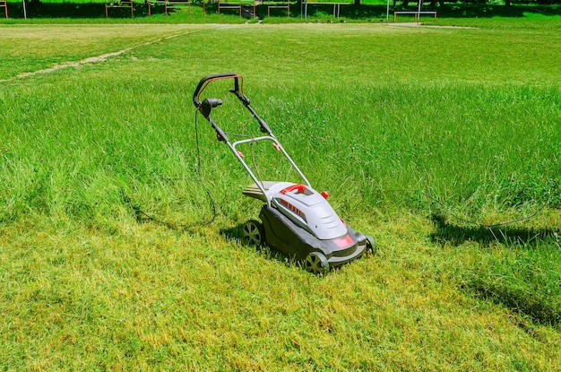 Ręczna kosiarka na boisku piłkarskim Koszenie trawy