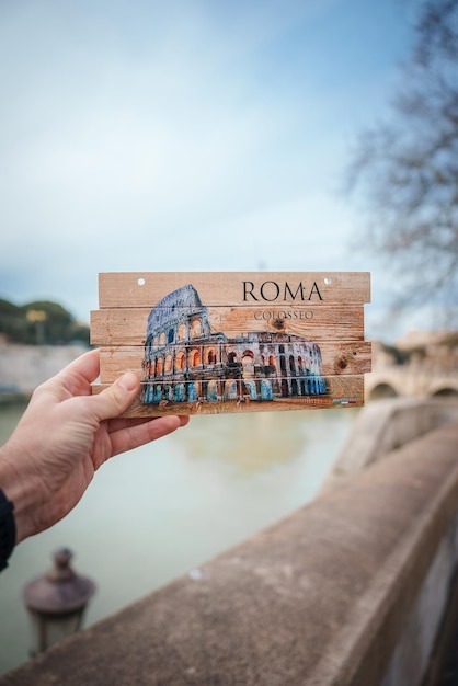 Ręczna pocztówka z Koloseum wyrównana z tłem roma Colosseum w pochmurnym Rzymie