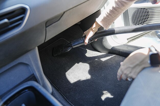 Zdjęcie ręczne odkurzanie podłog samochodów za pomocą precyzyjnej dyszki