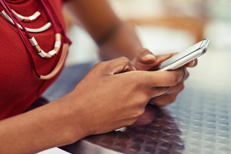 Zdjęcie ręczne pisanie i smartfon do sieci internetowej i komunikacji na zewnątrz w kawiarni zoom czarna osoba i technologia mobilna do połączenia internetowego i mediów społecznościowych do kontaktu lub transmisji na żywo