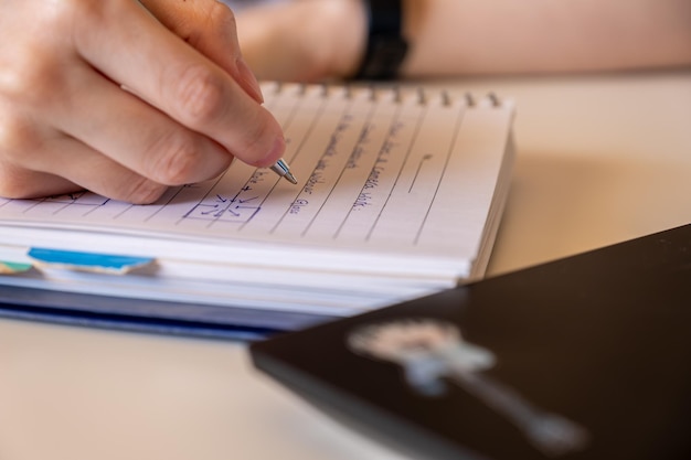 Ręczne pisanie notatek za pomocą długopisu i niebieskiego atramentu