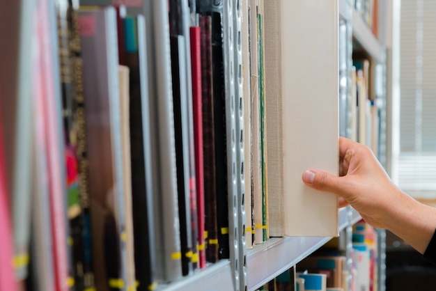 Ręczne Pobieranie Książki Z Półki W Bibliotece.