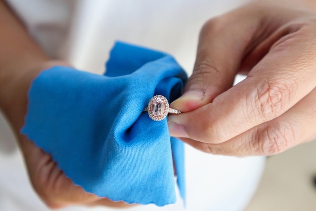 Zdjęcie ręczne polerowanie i czyszczenie biżuterii jubilerskiej pierścionek z brylantem z tkaniną z mikrowłókien