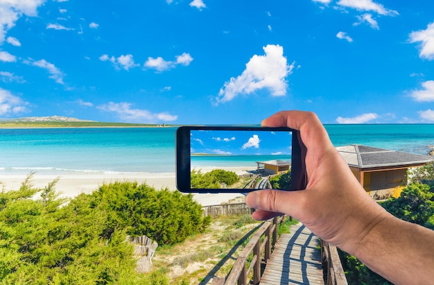 Ręczne robienie zdjęć smartfonem na plaży