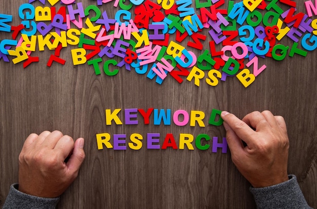 Zdjęcie ręczne uporządkowanie kolorowych liter alfabetu i słowa keyword research