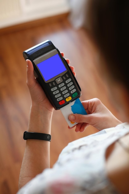 Ręczne wkładanie plastikowej karty do terminala kart kredytowych u sprzedawcy płacącego za sprzedaż Szablon ekranu