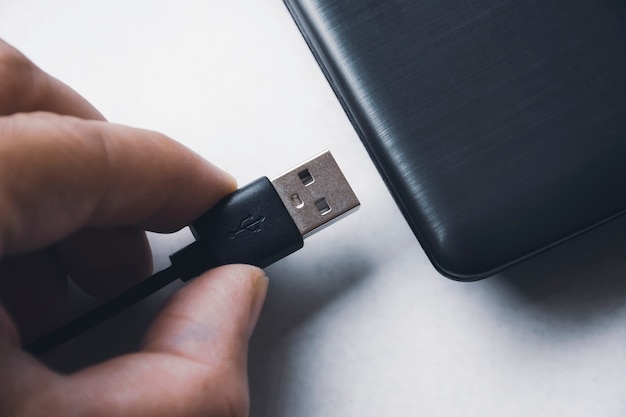 Ręczne wkładanie USB (Universal Serial Bus) Typ A w wersji 3.0 podłączenie do portu USB laptopa