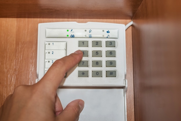 Ręczne wprowadzenie hasła do systemu alarmowego mieszkania, domu lub biura. Konsola inwigilacyjna, antynapadowa i złodzieja