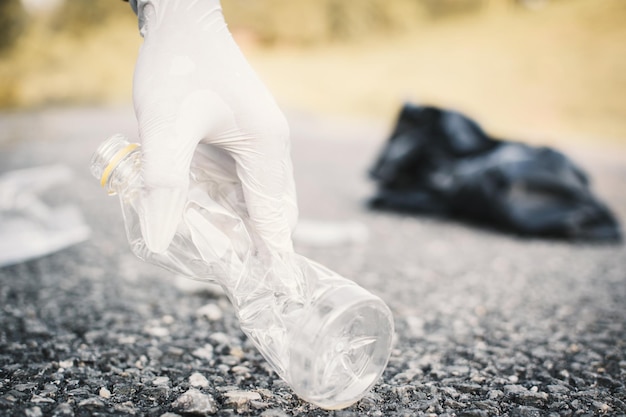 Zdjęcie ręczne zbieranie odpadów na drodze