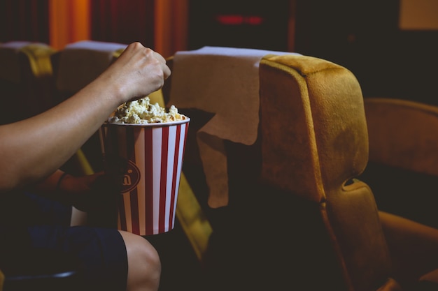 Ręczne Zbieranie Popcornu Z Wiadra Popcornu W Kinie.