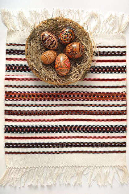 Ręcznie malowane jajka z tradycyjnym ukraińskim ornamentem na haftowanym obrusie.