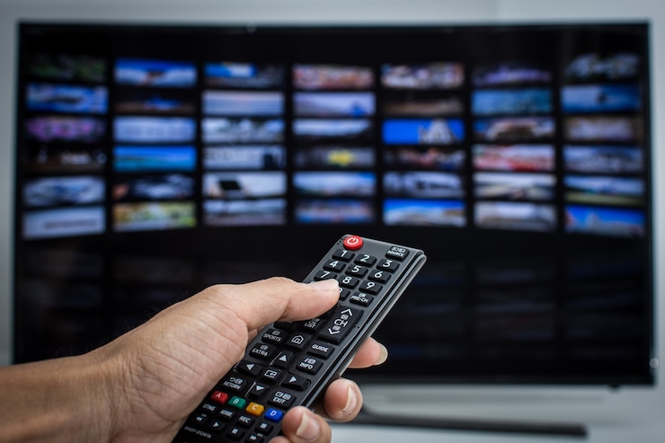 Zdjęcie ręcznie, naciskając na pilocie smart tv